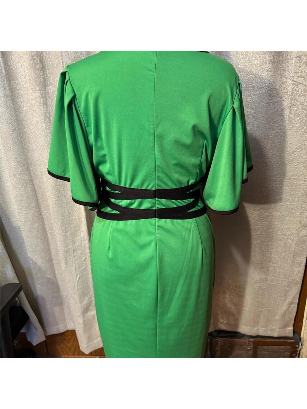 Elegant Green Midi Dress with Black Accents - Picture 4 of 5